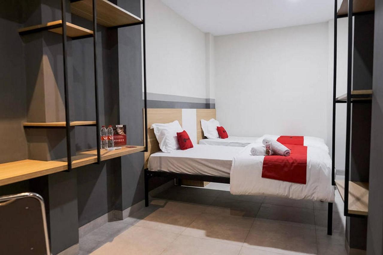 Reddoorz Plus Near Taman Anggrek Mall Jakarta Extérieur photo