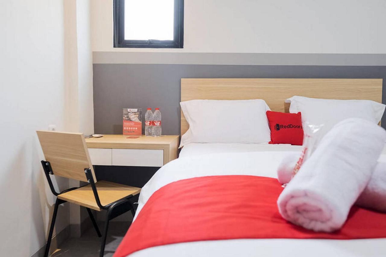 Reddoorz Plus Near Taman Anggrek Mall Jakarta Extérieur photo