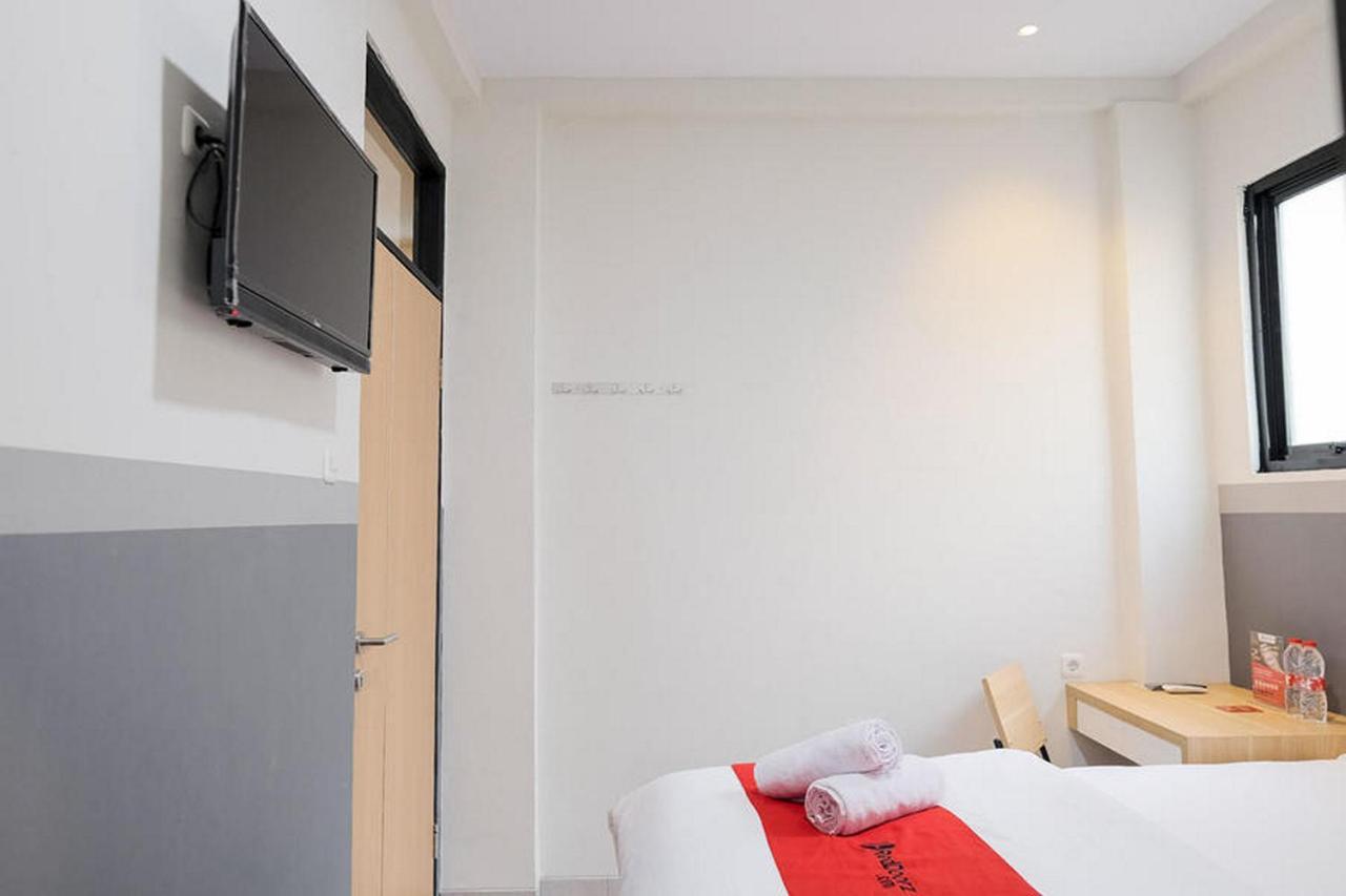 Reddoorz Plus Near Taman Anggrek Mall Jakarta Extérieur photo