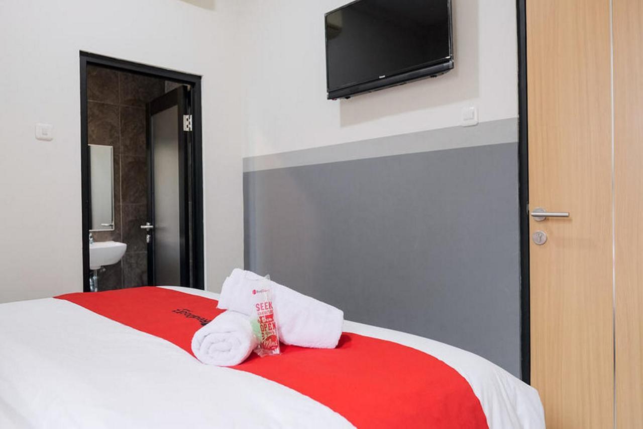 Reddoorz Plus Near Taman Anggrek Mall Jakarta Extérieur photo