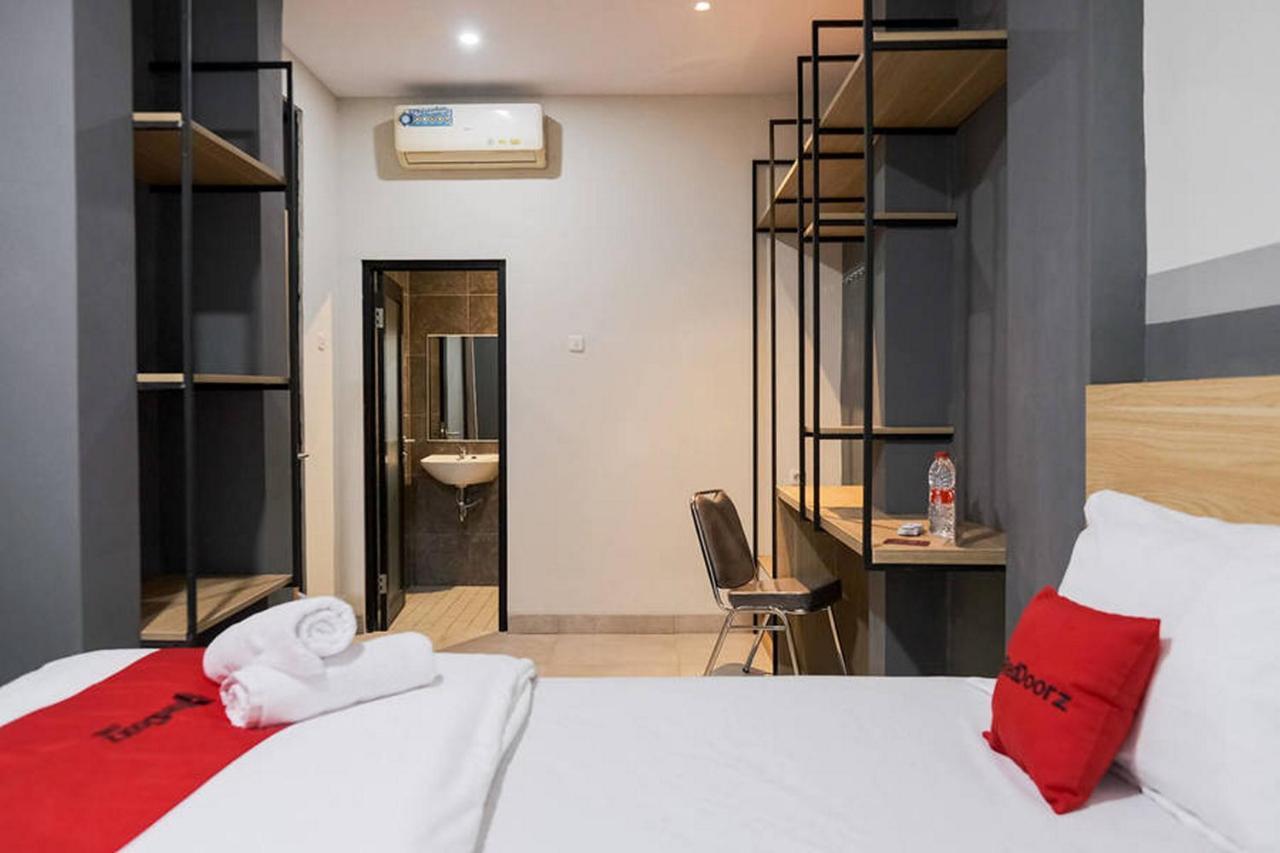 Reddoorz Plus Near Taman Anggrek Mall Jakarta Extérieur photo